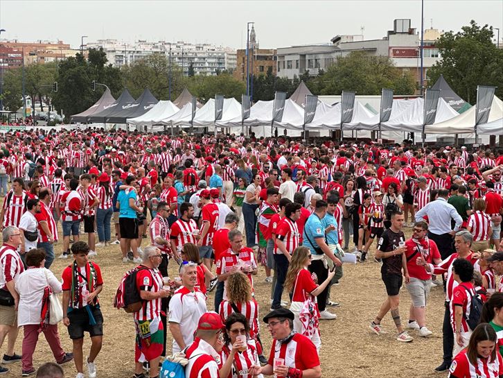 Afición rojiblanca en Sevilla. EITB