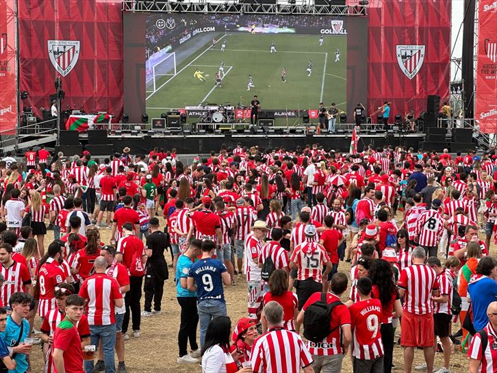 Afición rojiblanca en Sevilla. EITB