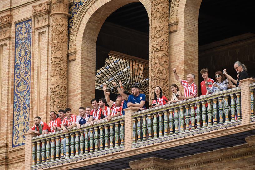 Afición rojiblanca en Sevilla. EFE