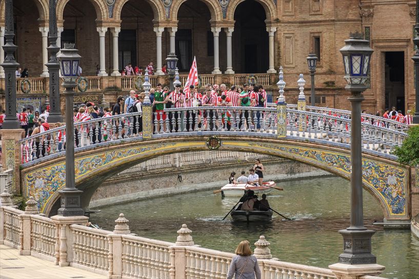 Afición rojiblanca en Sevilla. EFE