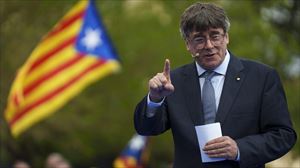 Carles Puigdemont, 'imputado por terrorismo', declara primero en Radio Euskadi