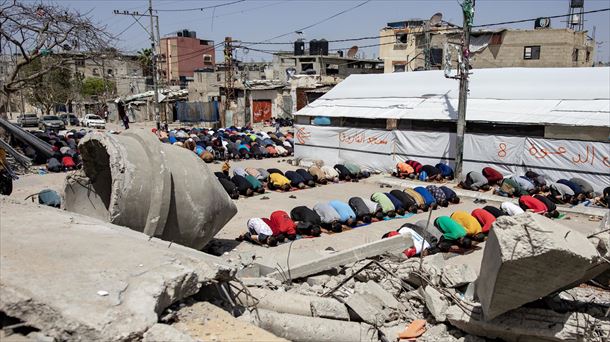 Rezos del último viernes del Ramadán entre escombros, en Gaza. EFE. 