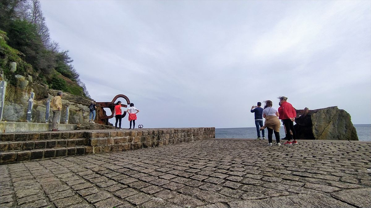 Turistas haciendose fotos en el Peine del Viento. Foto: Jon Hernandez Utrera