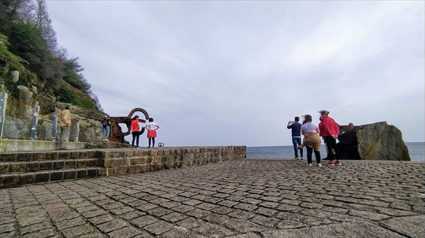 Turistak argazkiak ateratzen Haizearen orrazian. Argazkia: Jon Hernandez Utrera