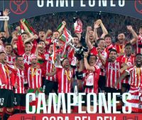 Los jugadores del Athletic levantan la Copa del Rey