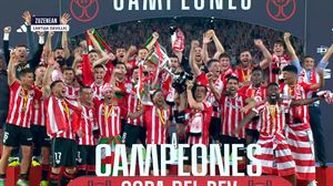 Los jugadores del Athletic levantan la Copa del Rey