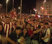 La fiesta de los seguidores del Athletic se alarga hasta la mañana en Sevilla, Bilbao y toda Bizkaia
