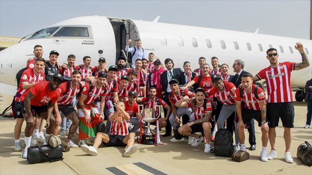 La plantilla junto al avión