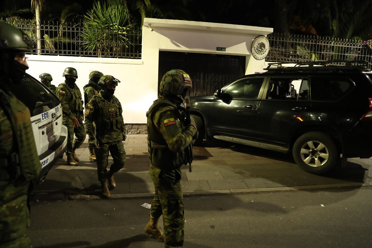Ekuadorko poliziak Mexikoren enbaxadan sartu ziren unea
