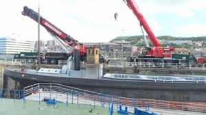 Gabarra Itsasmuseumeko diketik ateratzeko maniobrak hasi dituzte