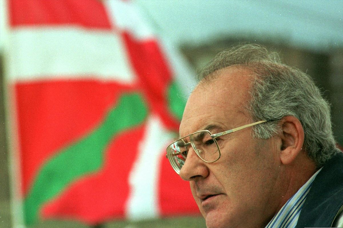 El lehendakari jeltzale José Antonio Ardanza durante un mitin del PNV en 1998. Foto: EFE