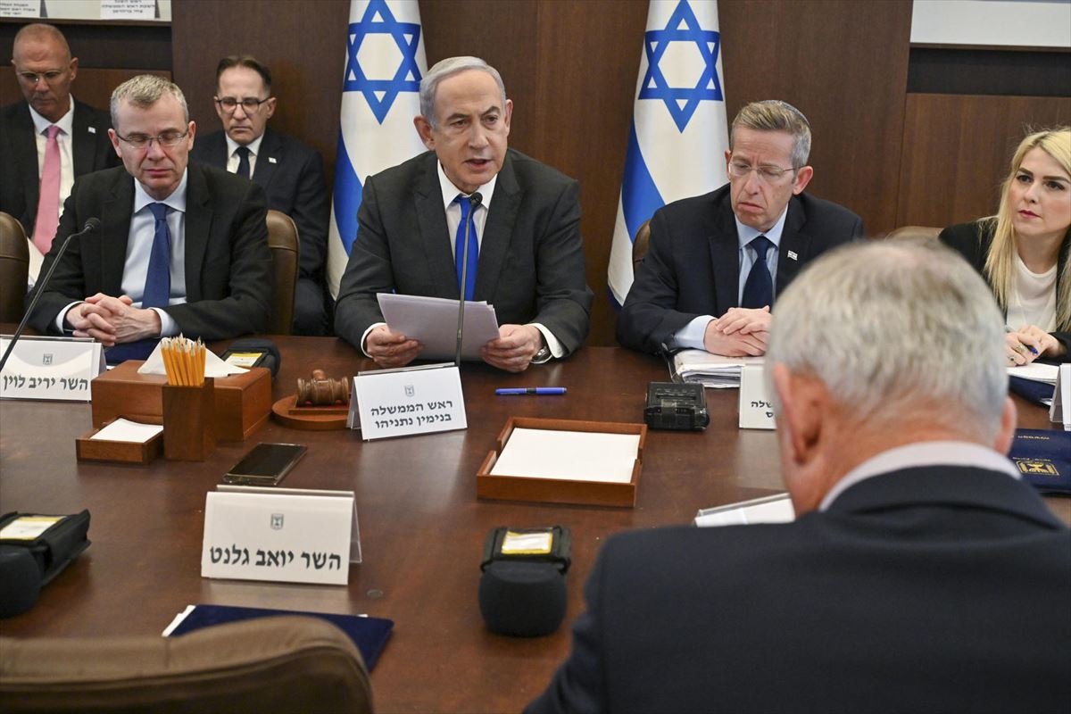 Netanyahu, bere gerra kabinetearekin bilduta, igandean. 
