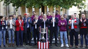 Errege Kopak Gernikako Batzar Etxea bisitatu du