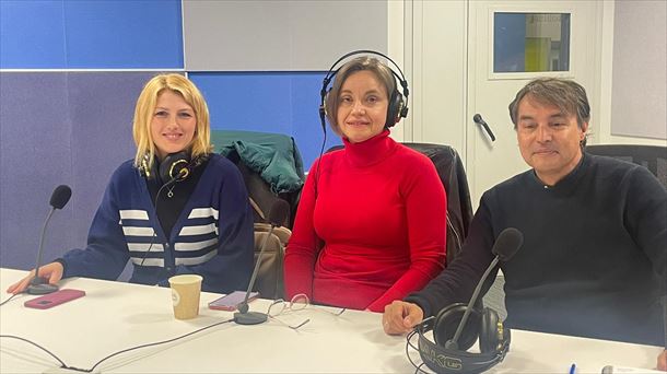 Kateryna Kaminska, Alona Kaliuzhna y José Luis Bezanilla, en Radio Euskadi. Foto: EITB Media