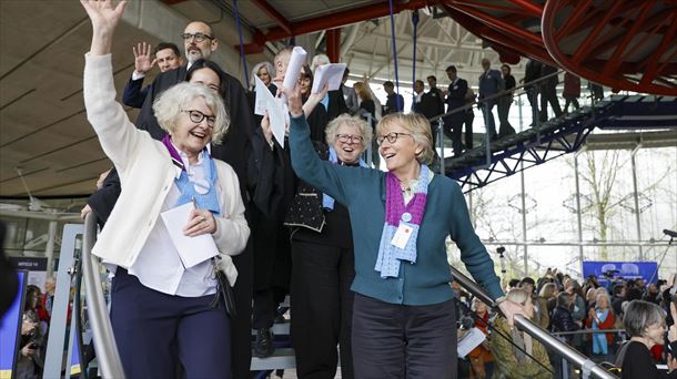 Activistas de la Asociación Suiza de Mujeres Mayores por el Clima, este martes