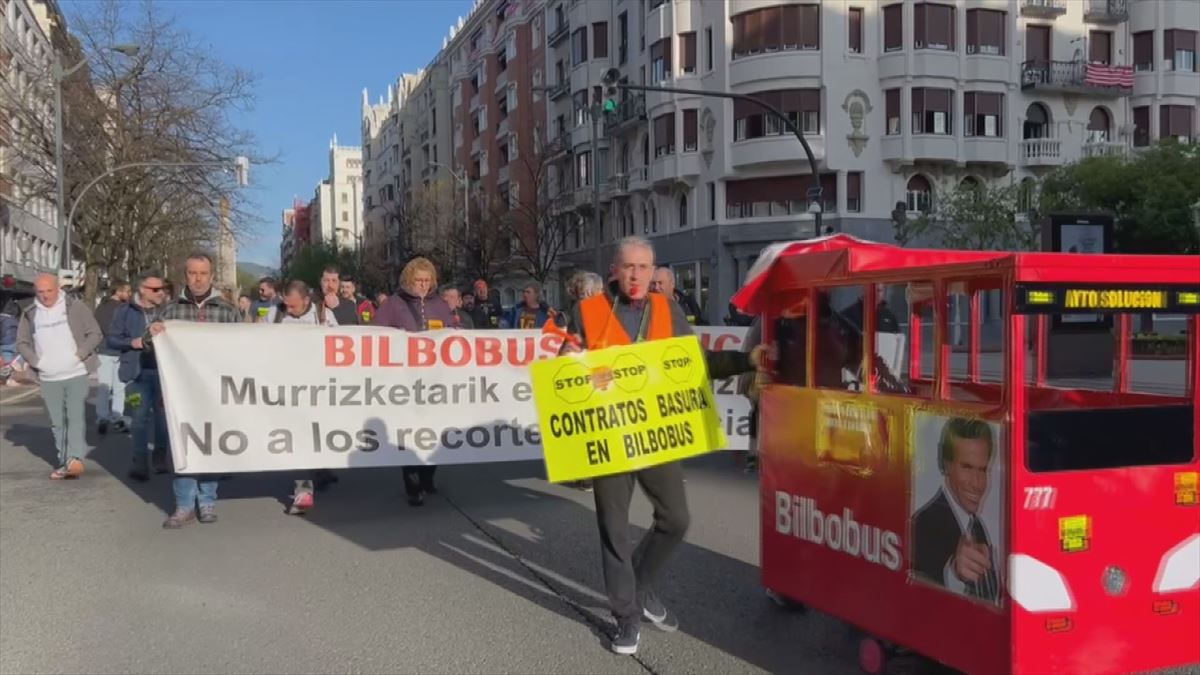 Trabajadores de Bilbobus, hoy, en Bilbao. 