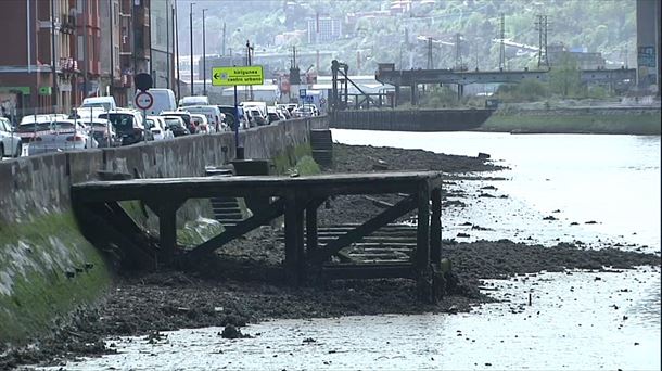 Barandetara edo burdin hesietara ez igotzeko gomendioa eman du Ertzaintzak. Irudia. EITB