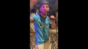 Iker Muniain canta ''la canción de moda'': ''La cantamos el jueves, que todo el mundo se la aprenda''