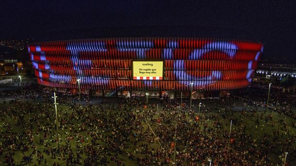 San Mames estadioko kanpoaldea, larunbat gauean. 