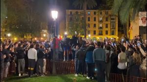 Los jugadores del Athletic improvisan un fiesta en plena calle con charanga incluida 