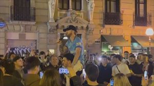 La plantilla del Athletic celebra el título con cientos de personas en el centro de Bilbao
