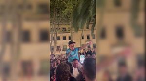 Jugadores del Athletic se van de fiesta por Bilbao junto a cientos de seguidores rojiblancos