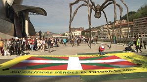 Greenpeacek ''Politika berderik gabe etorkizun grisa'' dioen pankarta zabaldu du Bilboko Guggenheim aurrean