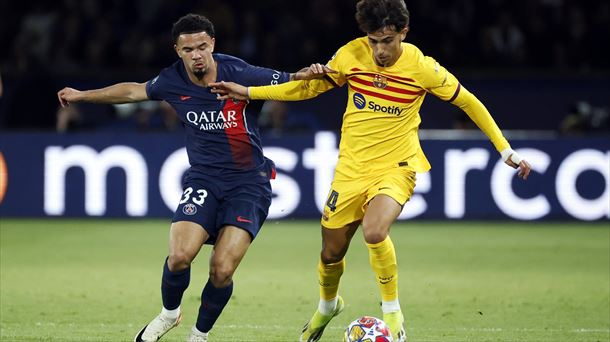 Zaïre-Emery, del París Saint-Germain, pugna con Joao Félix, del FC Barcelona. Foto: EFE. 
