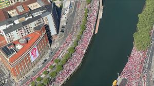 Alaitasun zuri-gorriak gainezka egin du Bilbon eta gabarrak itsasadarrean zehar egin duen ibilbide osoan