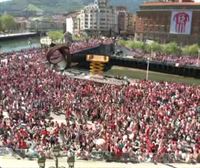 Bilbao y la ría, abarrotadas de aficionados ansiosos de ver la gabarra