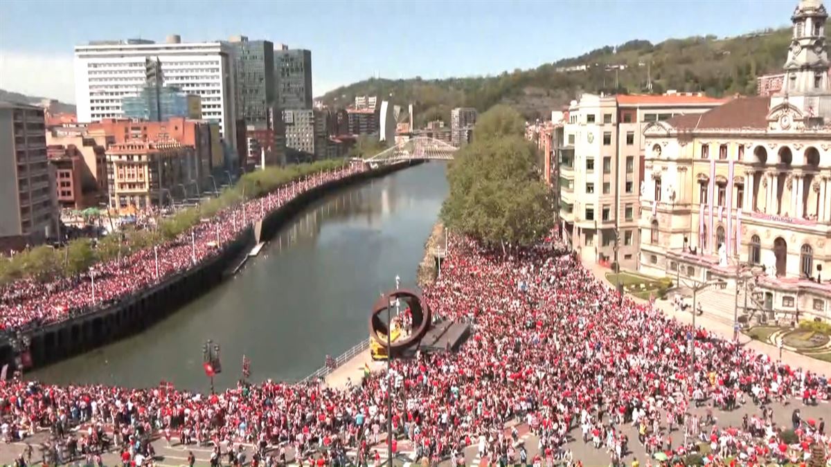 Gente esperando a la gabarra en Bilbao