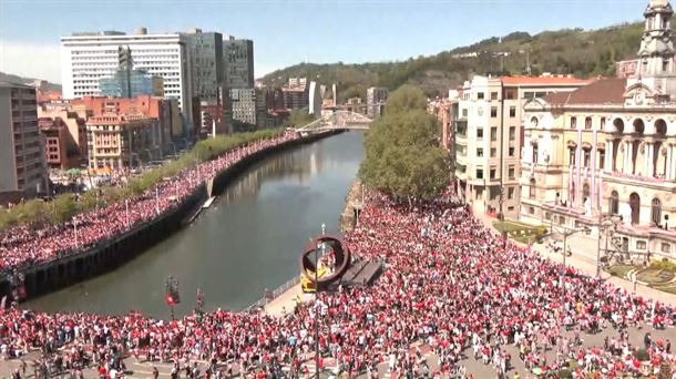 Gente esperando a la gabarra en Bilbao