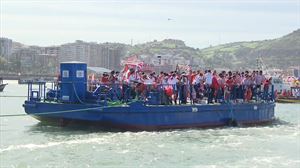 Después de 40 años, la gabarra ya está camino de Bilbao para celebrar la victoria en la Copa