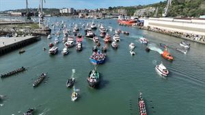 La gabarra y toda su comitiva cruzan Erandio, camino a Bilbao