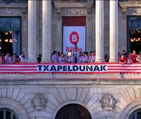 Iker Muniain dirige la celebración de los jugadores del Athletic en la balconada del ayuntamiento