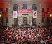 Los jugadores del Athletic finalizan las celebraciones de la gabarra cantando 'Txoria txori' en la Diputación