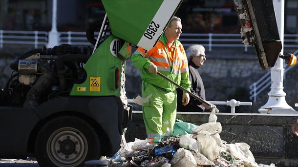 Un trabajador de la limpieza municipal de Bilbao recogiendo basura. 