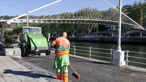 El servicio de limpieza de Bilbao retira 34 toneladas de residuos de las calles tras el paso de la Gabarra