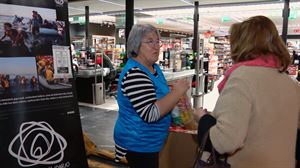 Zaporeak elkartea Greziako errefuxiatu-guneetarako elikagaiak biltzen ari da Donostian