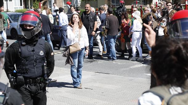 Una militante de Vox increpa a varios vecinos de Getxo. EFE. 