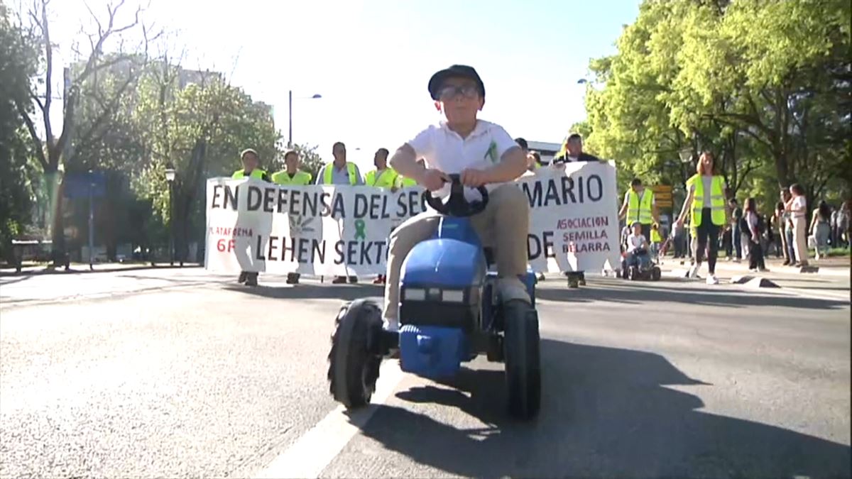 Cabeza de la manifestación de esta tarde en Pamplona. Captura de imagen de un vídeo de EITB.