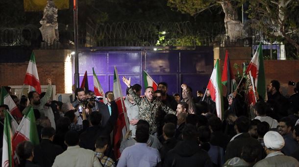 Iraníes celebran el ataque contra Israel. Foto: EFE