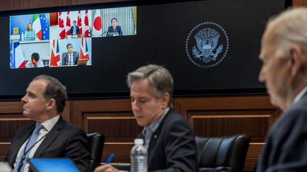 Joe Biden (derecha) hablando con líderes del G7, en pantalla