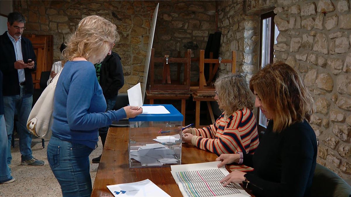 Un mujer vota en la consulta de Igeldo. Captura de imagen de un vídeo de EITB Media.