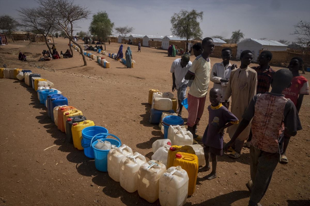 Varios refugiados sudaneses en el Chad a la espera de agua potable. 