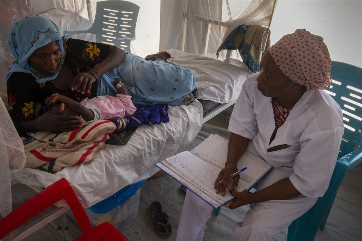 Una mujer sudanesa es atendida en un hospital de el Chad. 