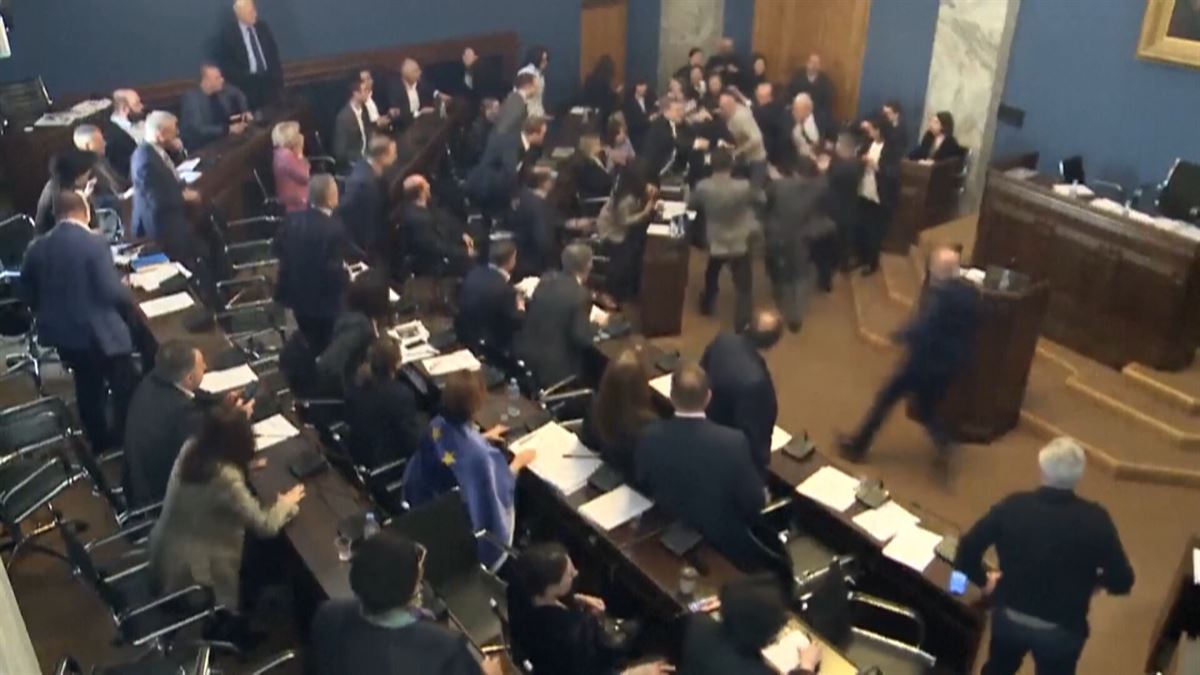 Pelea en el Parlamento de Georgia. Imagen obtenida de un vídeo de Agencias.
