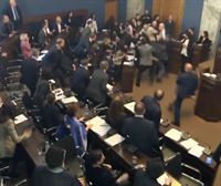Tentsioa Georgiako parlamentuan, atzerriko agenteen legearen ondorioz
