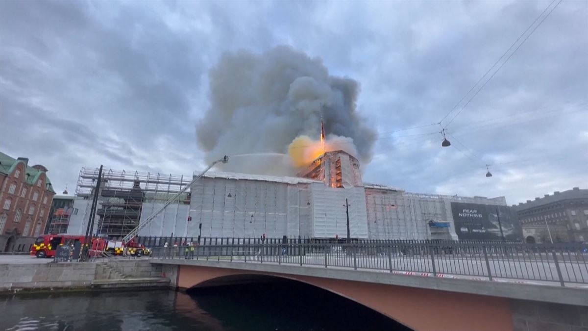 Incendio en Dinamarca. Imagen obtenida de un vídeo de Agencias.