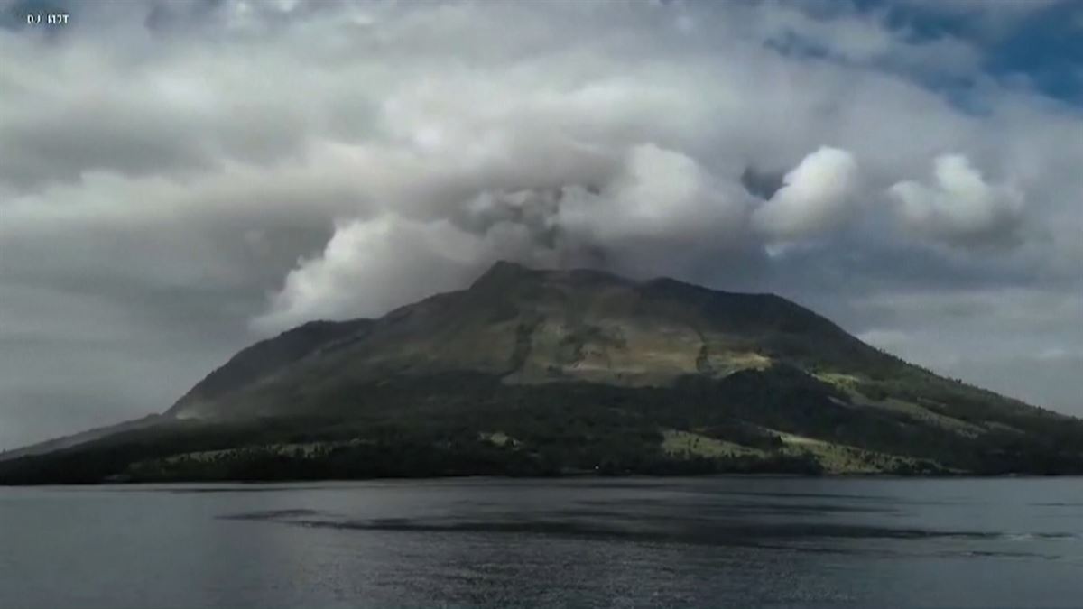 Volcán Ruang. Imagen obtenida de un vídeo de Agencias.